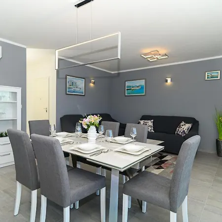 Seaside Apartment *