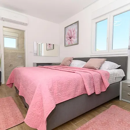 Seaside Apartment *